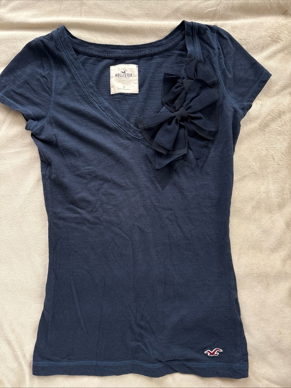 Vintage Hollister Women's Navy V-Neck Tee with Floral Bow Detail Y2K